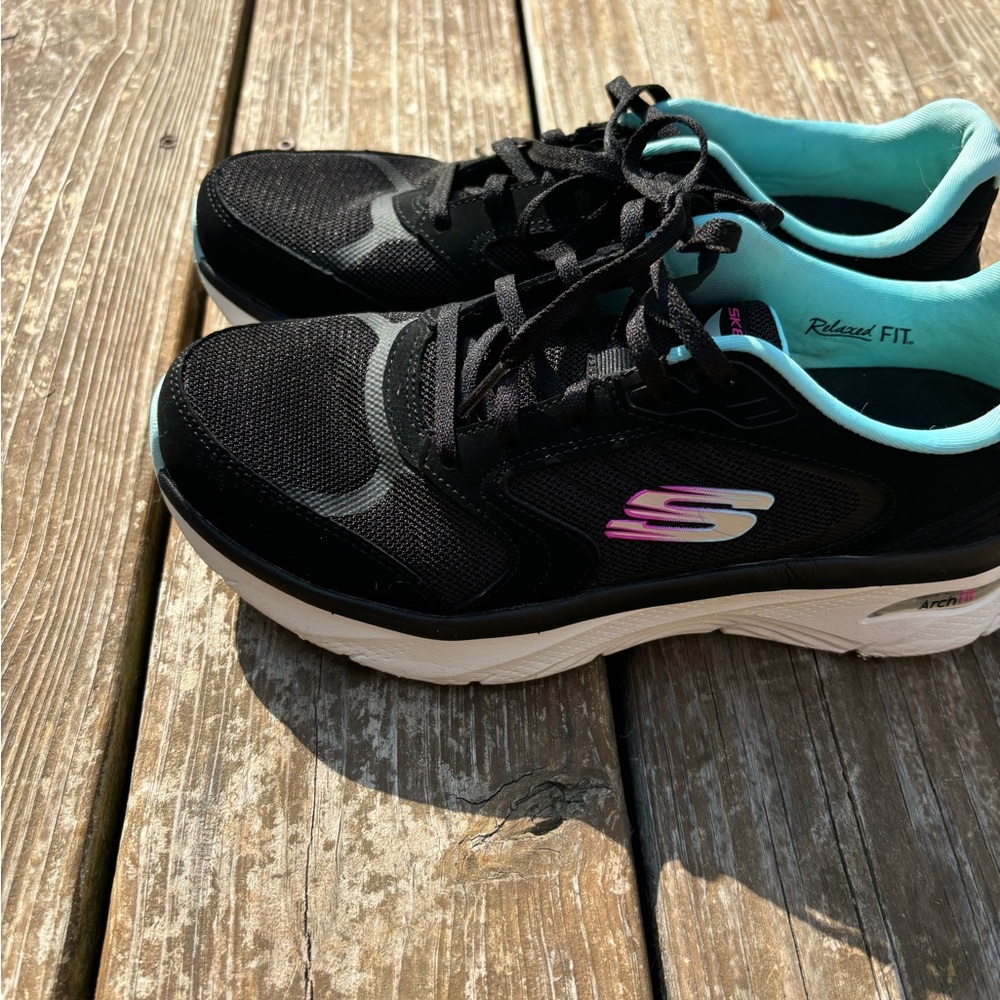 Skechers arch fit sneakers gently worn